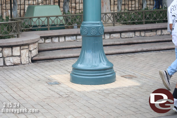 The walls around down from around the posts in the small world mall area