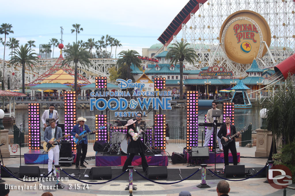 Both stages had performances at 3:00pm.  Tomasina on the Palisades Stage