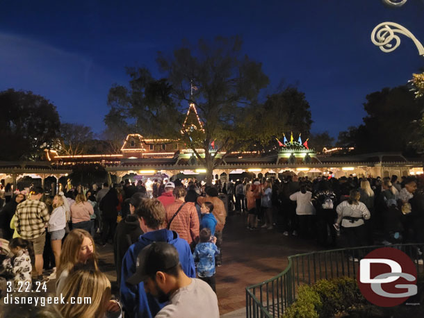 7:42pm - The queue to enter Disneyland stretched to the Monorail beam.