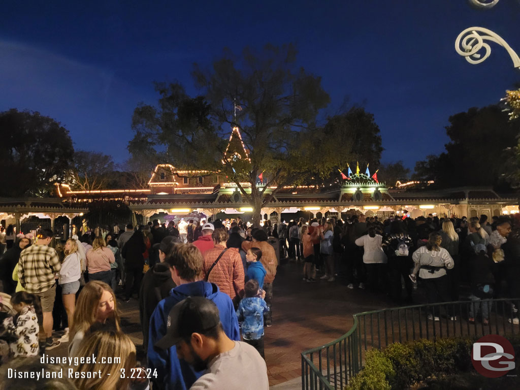 7:42pm - The queue to enter Disneyland stretched to the Monorail beam.