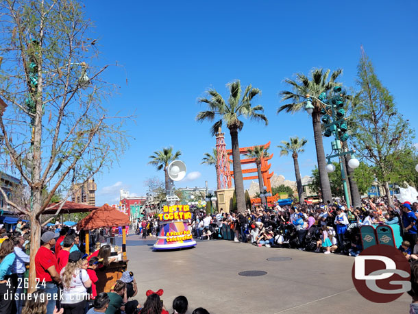 4:20pm - The parade arriving. It started in Hollywood Land and took about 20 minutes to reach this point.