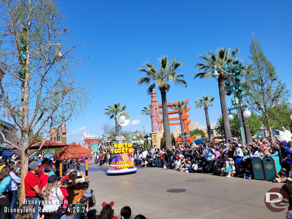 4:20pm - The parade arriving. It started in Hollywood Land and took about 20 minutes to reach this point.