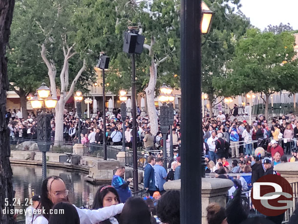 The crowd along the Rivers edge as the dining package guests were filling in.