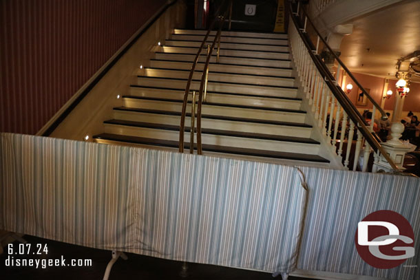 The stairs on the left were fenced off for some renovation work, the ones on the right were available to reach the second floor.