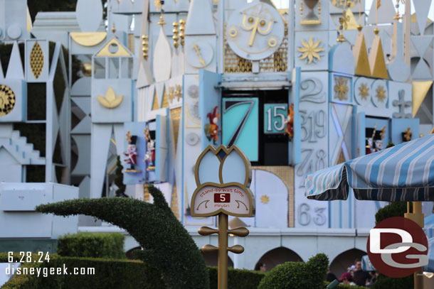 7:15pm - 5 minute wait posted for it's a small world