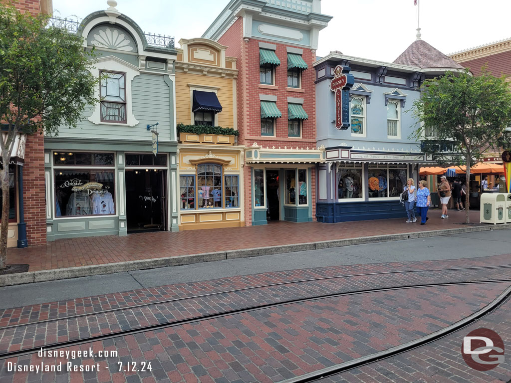 Taken a couple dozen steps later..  angles and timing can make the park feel quite different from a crowd perspective.