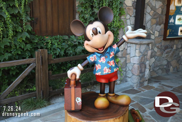 Mickey looks ready for Aulani.