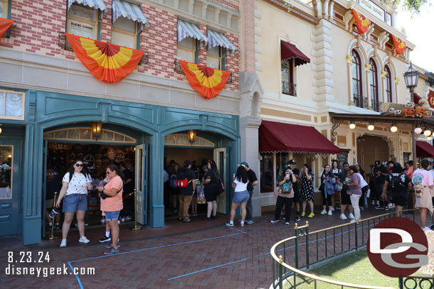 There was a large queue set up, at first I thought it was for characters in their Halloween costumes then realized it was for the build your own headbands 