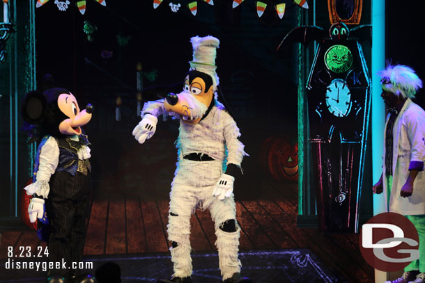 Goofy is dressed as a Mummy