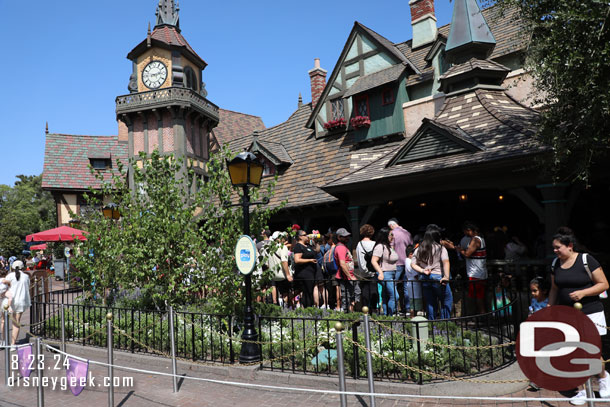 Peter Pan had a relatively short wait.. it was not in the extended queue portion on the walkway side of the planter.