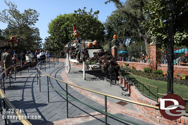 3:47pm - Scanned and walking toward the Mansion already.  Here you can see the new queue set up and location of the hearse.  The lane on the right is for Lightning Lane returns.