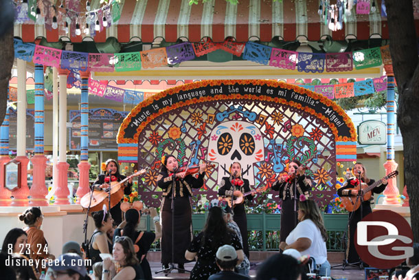 Mariachi Divas performing