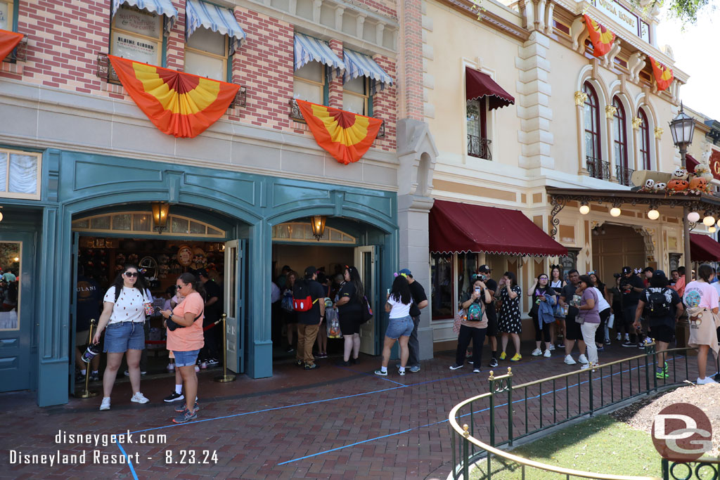 There was a large queue set up, at first I thought it was for characters in their Halloween costumes then realized it was for the build your own headbands 