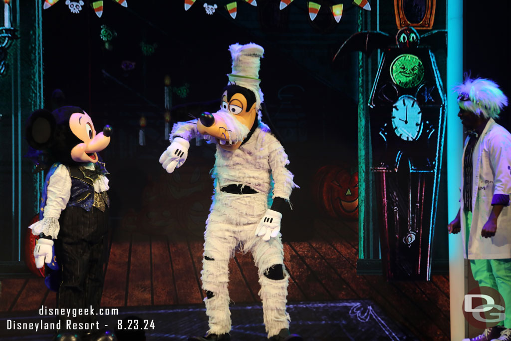 Goofy is dressed as a Mummy