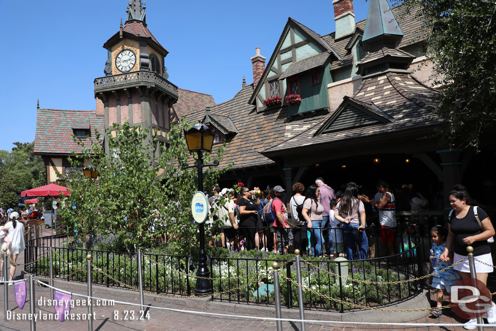 Peter Pan had a relatively short wait.. it was not in the extended queue portion on the walkway side of the planter.