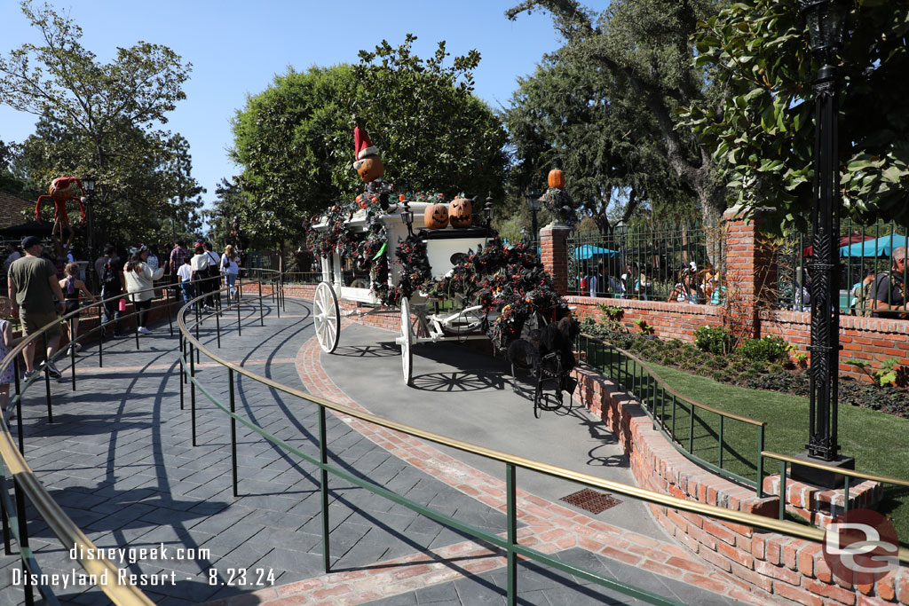 3:47pm - Scanned and walking toward the Mansion already.  Here you can see the new queue set up and location of the hearse.  The lane on the right is for Lightning Lane returns.