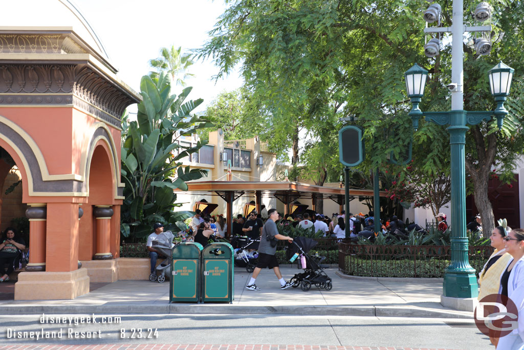 4:18pm - The queue for the 4:30pm Mickey show is mostly full already.