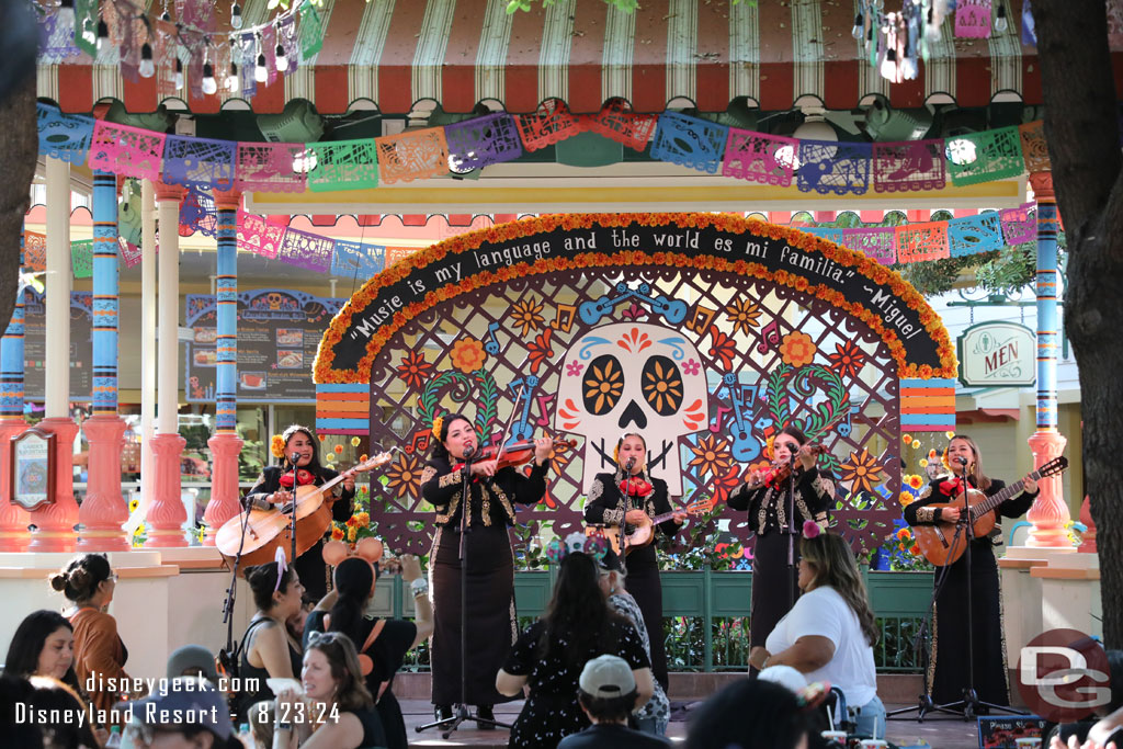 Mariachi Divas performing