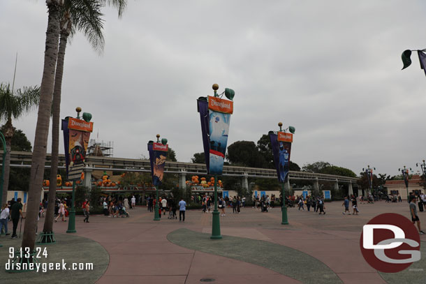 10:58am - Guests milling around outside Disneyland waiting for park hopping to begin