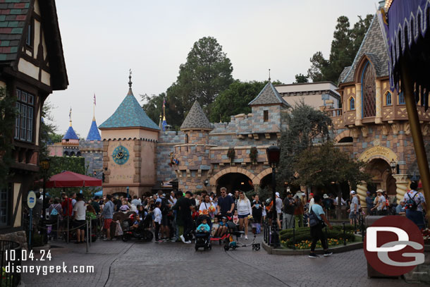 The mass of guests working their way into the Peter Pan queue.