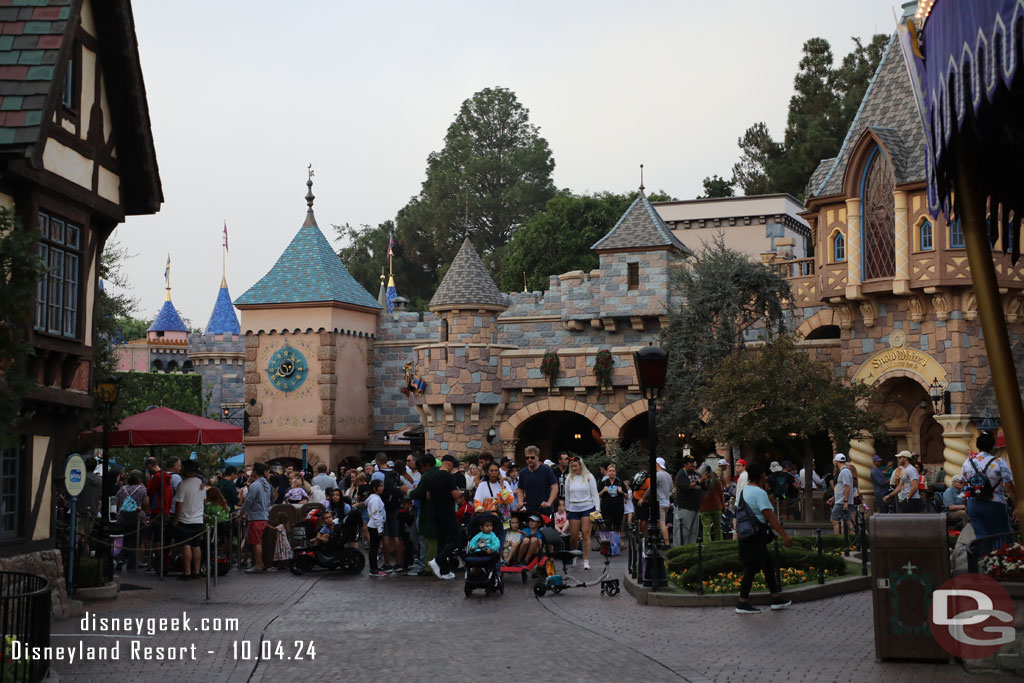 The mass of guests working their way into the Peter Pan queue.