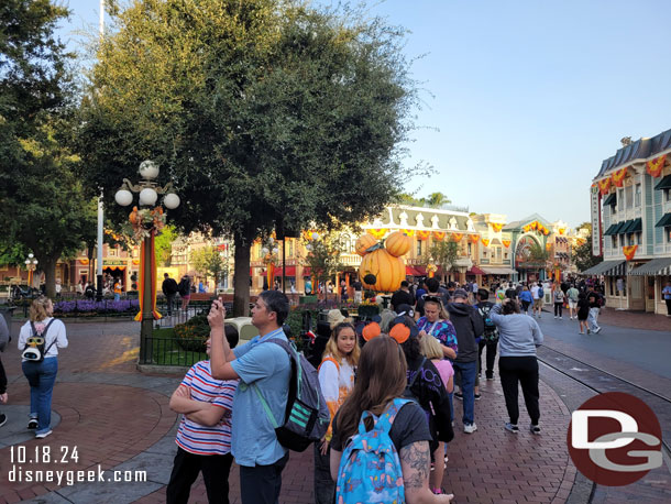 7:45am - The queue for the pumpkin photo op - 15 min prior to park opening 