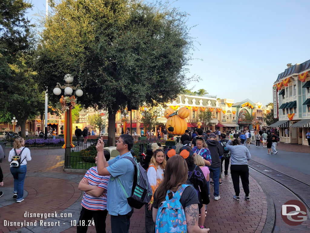 7:45am - The queue for the pumpkin photo op - 15 min prior to park opening 