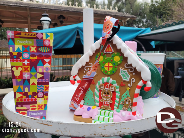 Another look at the holiday popcorn bucket.