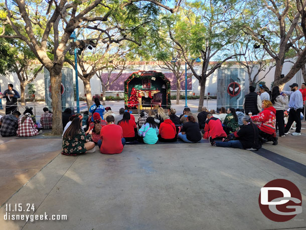 3:23pm - A crowd is gathering for the 3:40pm show.