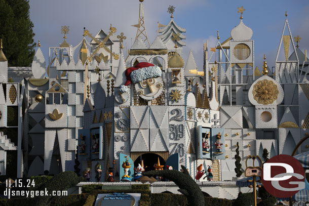 8:14am - Making my way out to it's a small world holiday.