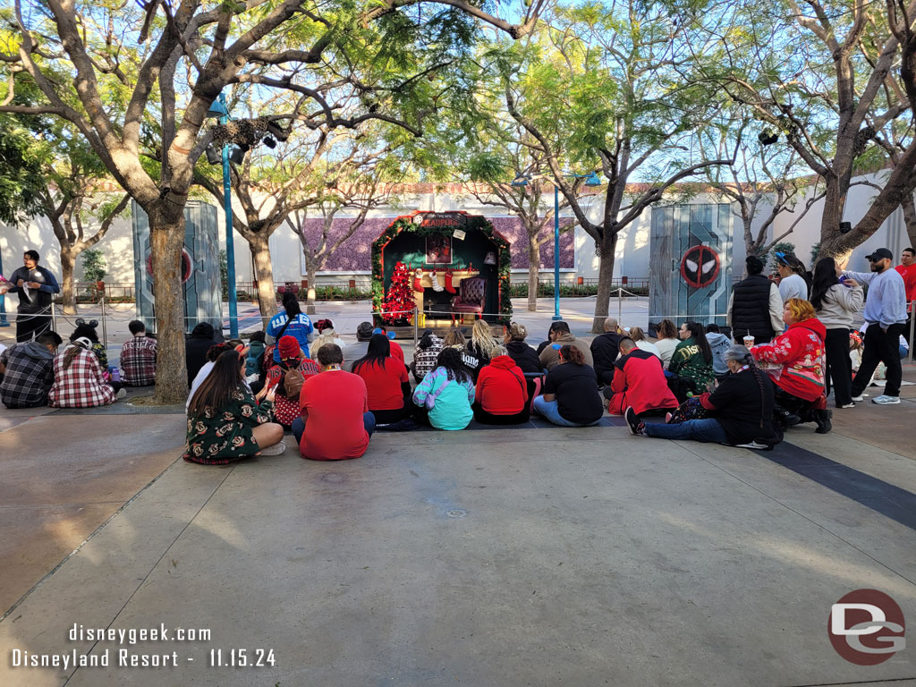 3:23pm - A crowd is gathering for the 3:40pm show.