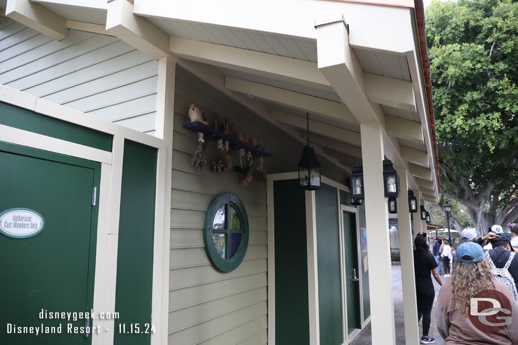 9:14am - Most of the walls are down from around the new gift shop. The exterior looks complete, no signs of when it will open.