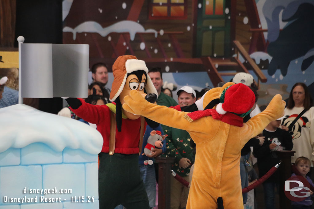 Goofy and Pluto embracing