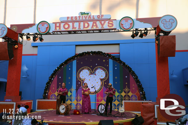 Kealiʻi O Nālani & Daniel Ho performing at Disney Festival of Holidays