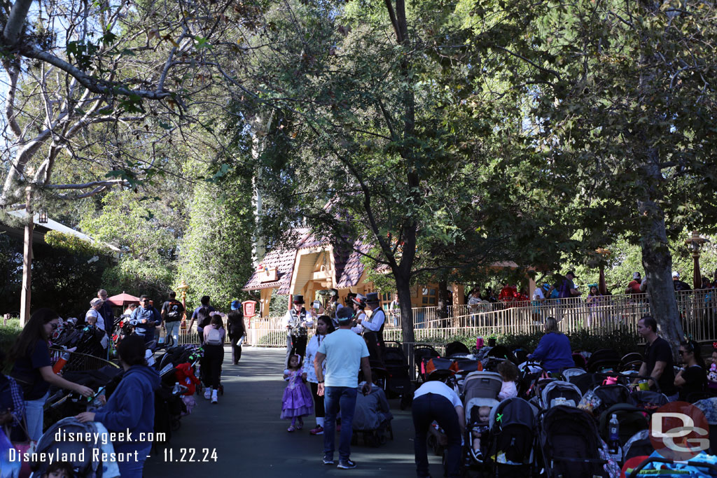 A better look at where they are long the crowded/small walkway.