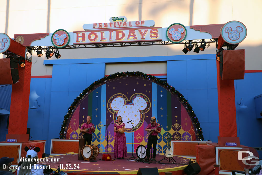 Kealiʻi O Nālani & Daniel Ho performing at Disney Festival of Holidays