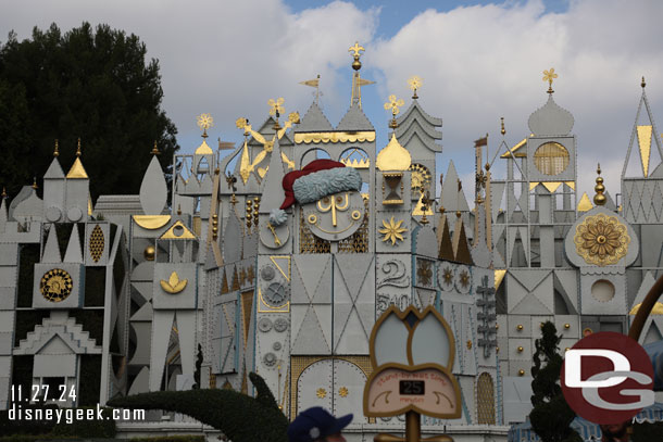 it's a small world holiday 25 min wait (the app said 15 but by the time I got there it was longer)