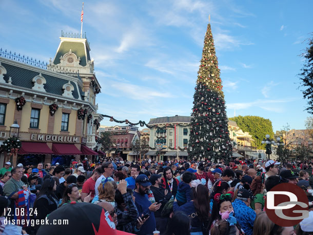 3:57pm - The crowd has filled in.