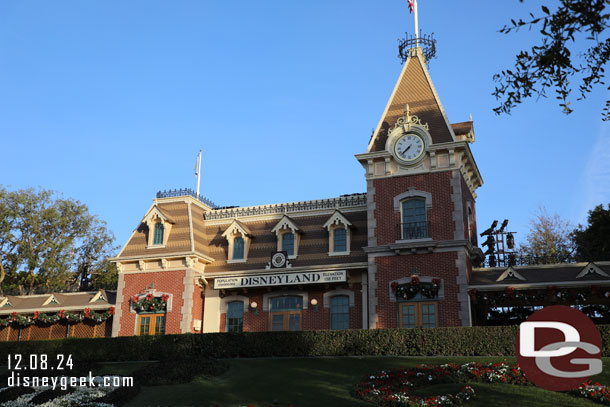 7:38am - Inside Disneyland, 22 min till park opening.