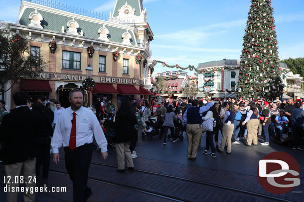 2:44pm - Cast members moved the queue and let us take our spots. Only 166 minutes until show time!