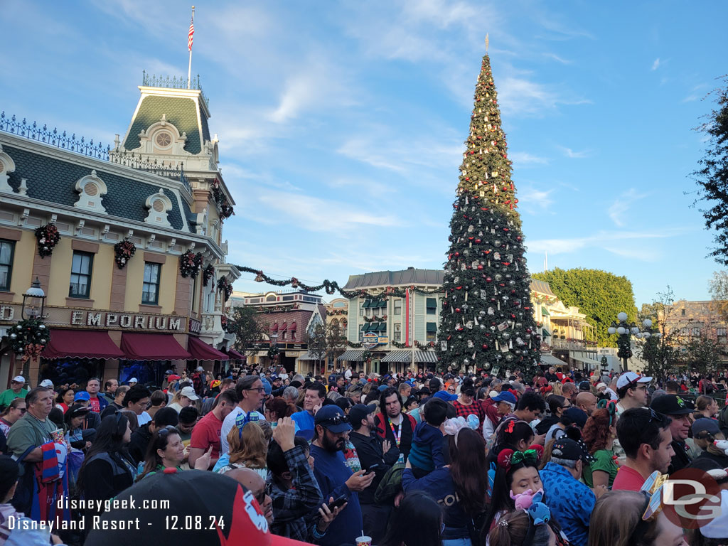 3:57pm - The crowd has filled in.