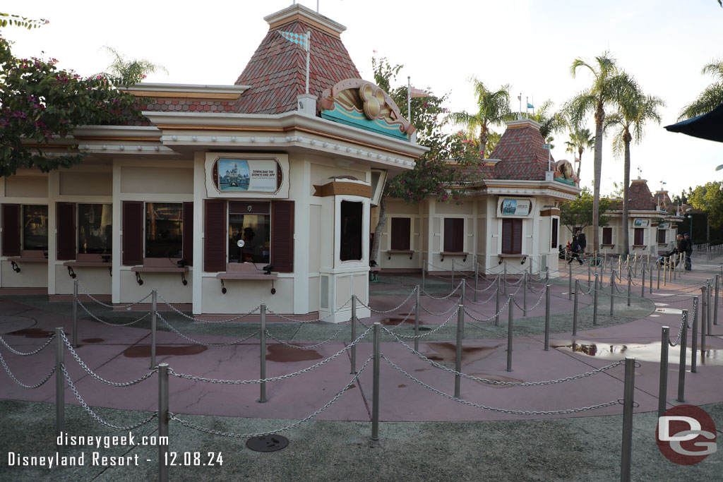 7:31am - Passing the ticket booths which have no wait this morning.