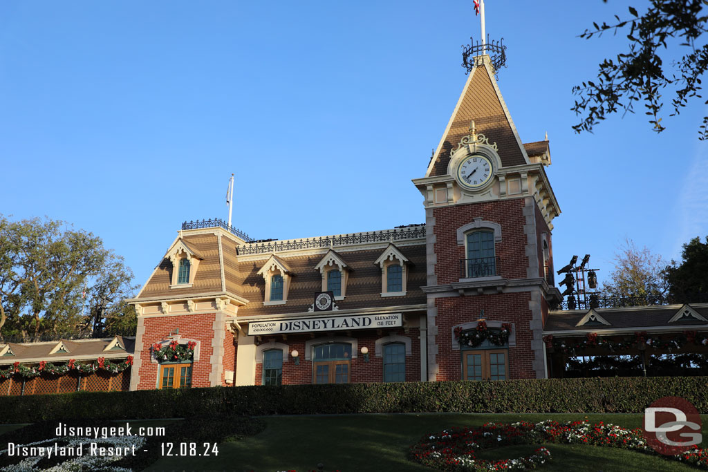 7:38am - Inside Disneyland, 22 min till park opening.