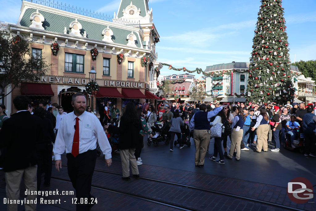 2:44pm - Cast members moved the queue and let us take our spots. Only 166 minutes until show time!