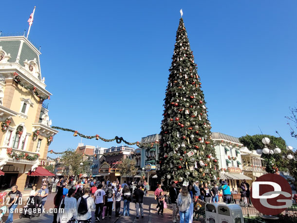 Disneyland Town Square Christmas tree