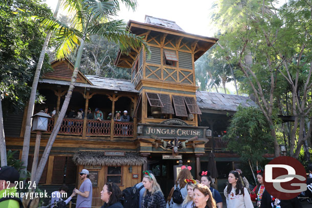 Thought about the Jungle Cruise but the upper queue was mostly full so will try again later.