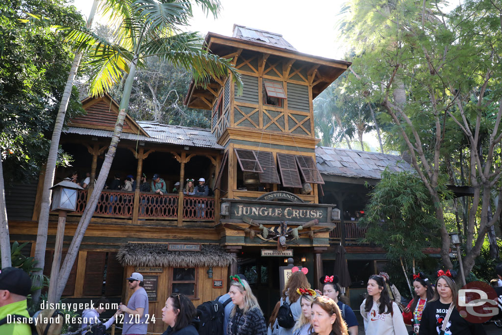 Thought about the Jungle Cruise but the upper queue was mostly full so will try again later.