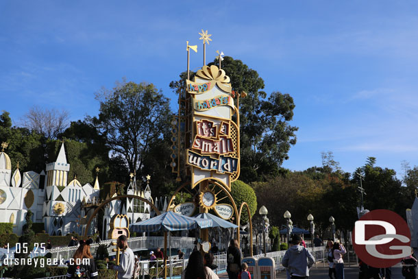 9:36am - 5 Minute wait for it's a small world holiday