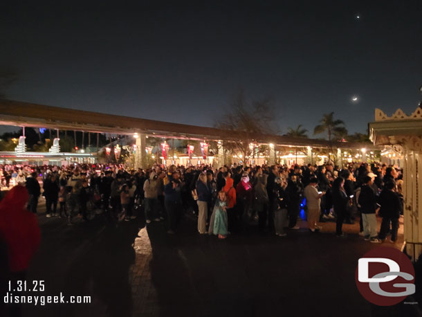 7:08pm - The queue to enter Disneyland stretches beyond the Monorail Beam