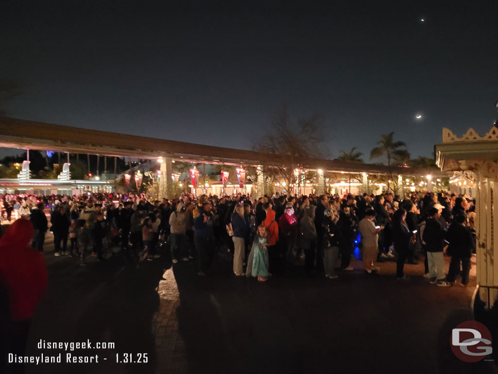 7:08pm - The queue to enter Disneyland stretches beyond the Monorail Beam